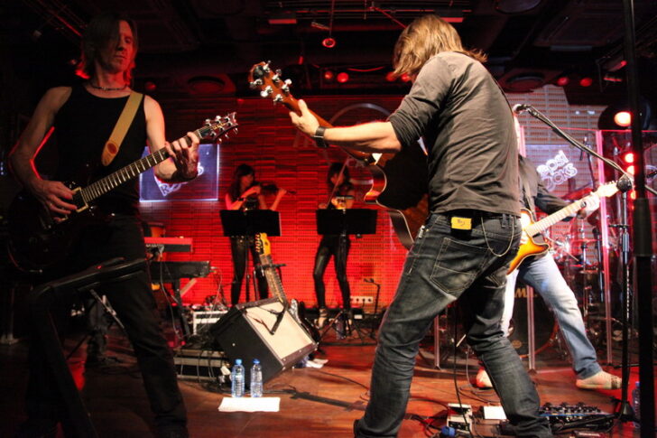 Ray Wilson and Uwe Metzler on stage