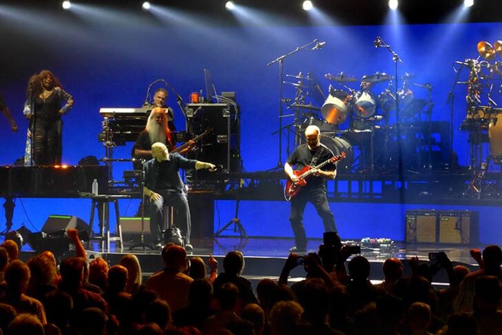 Daryl Stuermer on stage 2017