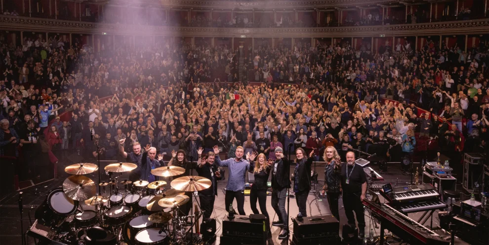 The whole band with special guests after the show
Photo: Diana Seifert / LP Booklet