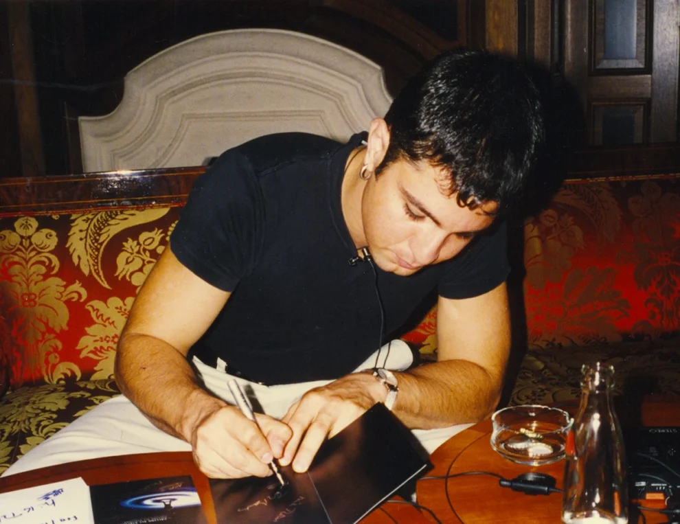 Nir Z. signing stuff